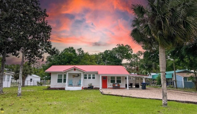 3-bedroom house in charming Steinhatchee with AC, WiFi. Enjoy a relaxing getaway