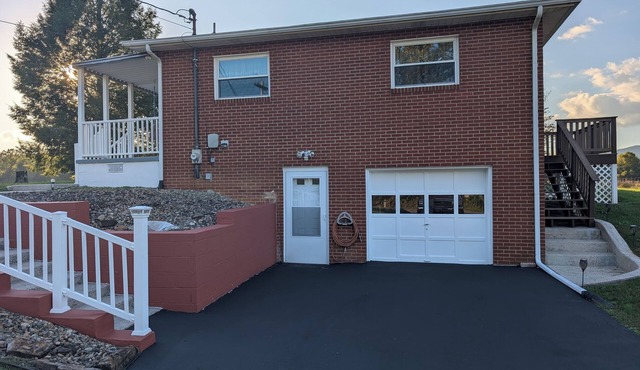 3-bedroom house in welcoming Wartburg with cool AC breeze