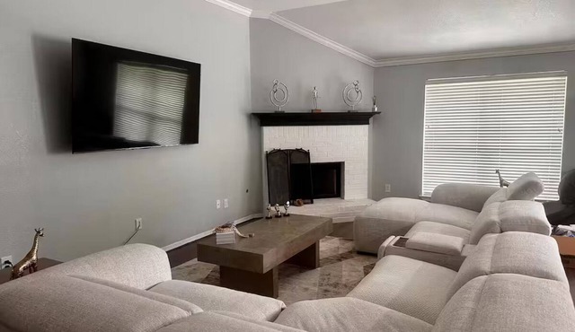 3-bedroom house in welcoming Humble with fitness room, AC