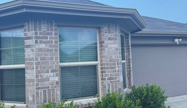 3-bedroom house in welcoming Justin with WiFi, AC. Enjoy your stay