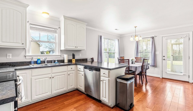 3-bedroom house in welcoming Kenly with Screened in patio, Grill, 1 acre yard.