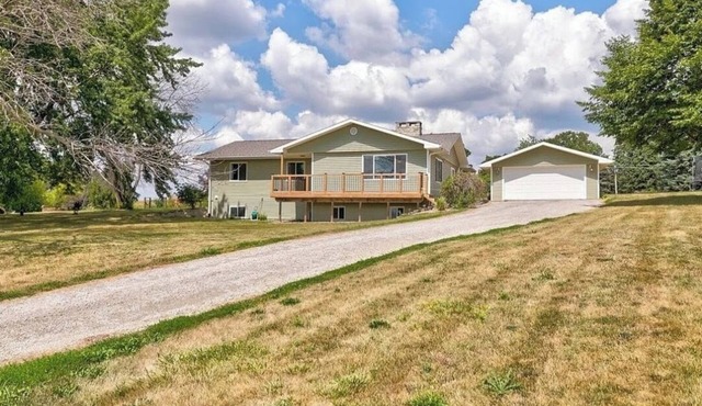 3-bedroom house in welcoming Pella close to lake & on the bike trail