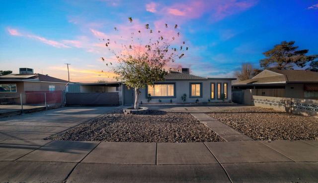 3-bedroom house in wonderful Henderson with WiFi, AC, King Bed and more!