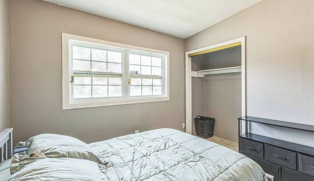 3-bedroom house in wonderful Palmetto with AC, WiFi, Hot Tub by Hospitals, Beach