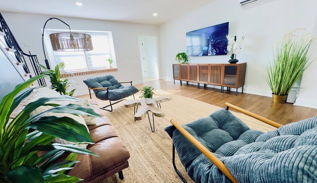 3-bedroom house Jacuzzi + Parking + Comfort – Philly StaynnSharennSave