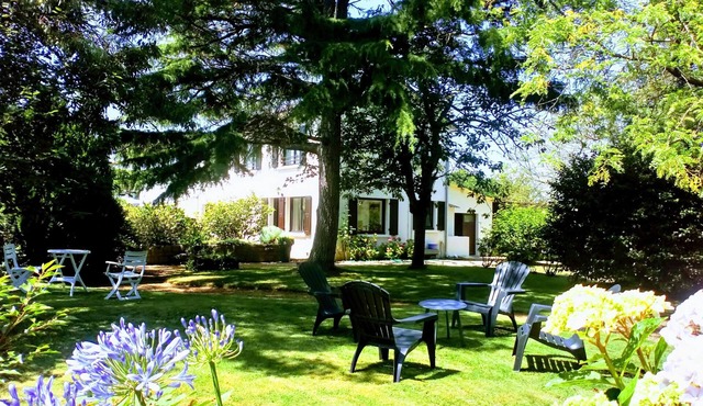 3-bedroom house, large 110m2 WIFI garden, two and a half miles from the beach.