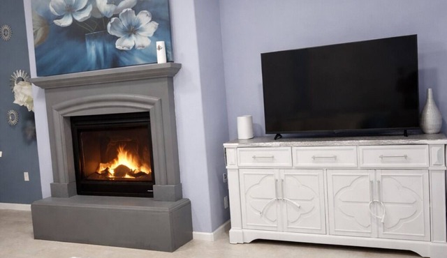 3-bedroom house + loft 6 beds in tranquil Brentwood with garage parking