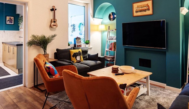 3 bedroom House Next to Wrexham FC Racecourse Stadium