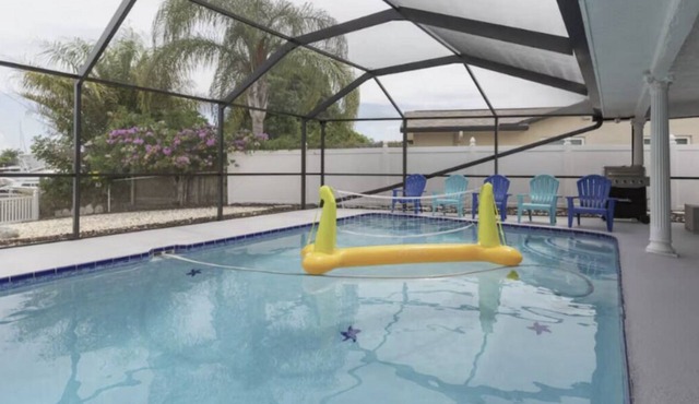3-bedroom house on the water in Apollo Beach, Heated pool, Kayaks, Bikes.