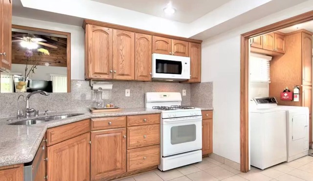 3-bedroom house, pool and other amenities in amazing Tarzana area of Los Angeles