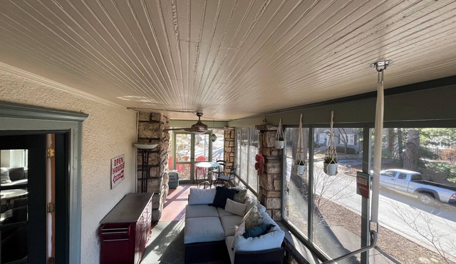 3-bedroom house, screen porch, deck with fire pit, panoramic window kitchen