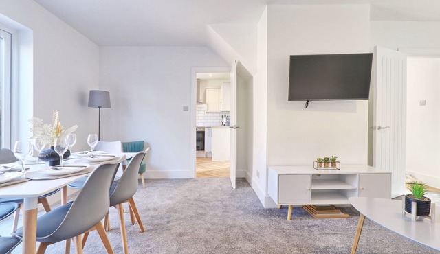 3 Bedroom House, Sleeps 6, Private Parking, Wifi