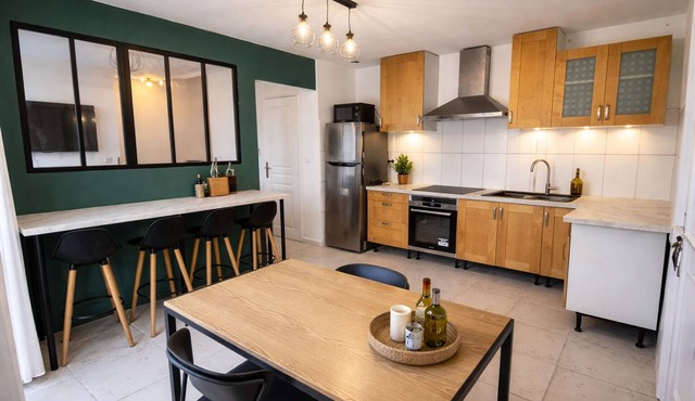 3 bedroom house - sleeps 8 - 15 minutes from Bayonne