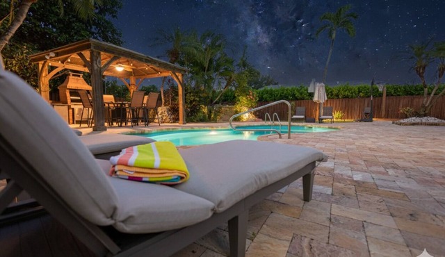 3-bedroom house sleeps 10 w/Private pool, workout, office, billiards in Sunrise