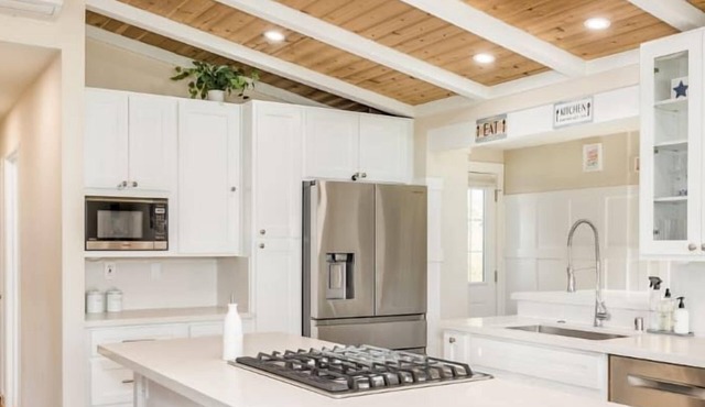 3 Bedroom House - 3 min from beach!