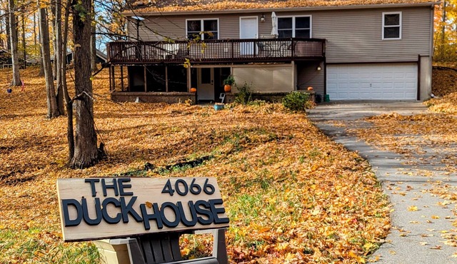 3 Bedroom house w/lake access, hot tub and pet friendly!