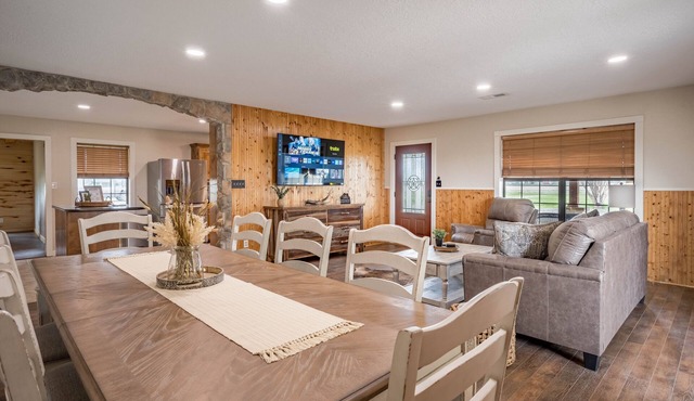 3 Bedroom House w/Outdoor Entertainment Area & Horse Accommodations