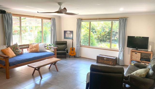 3 bedroom house with spa bath, close to Beach & Town