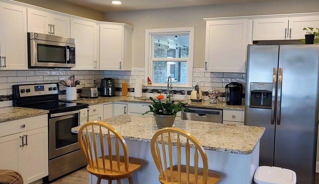 3 bedroom house with private backyard, in close proximity to Charlotte