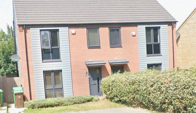 3-Bedroom House with driveway for 2 cars