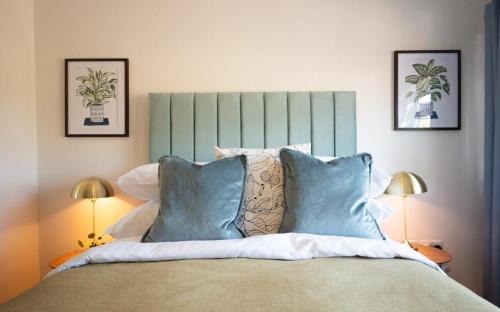 3 Bedroom House with Courtyard Garden and Parking