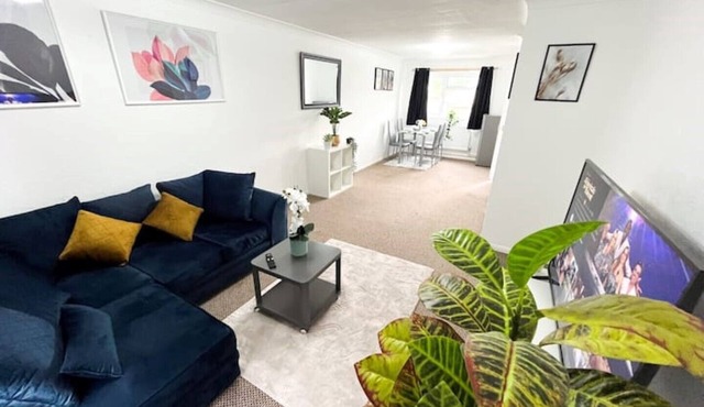 3 Bedroom House With Free Parking