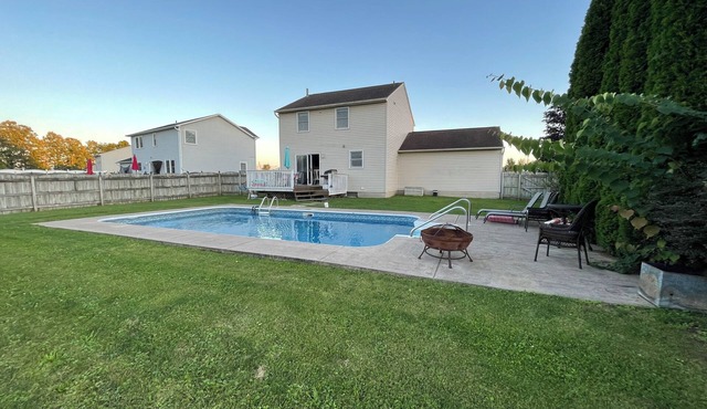 3 bedroom house with fenced in yard and pool close to Syracuse