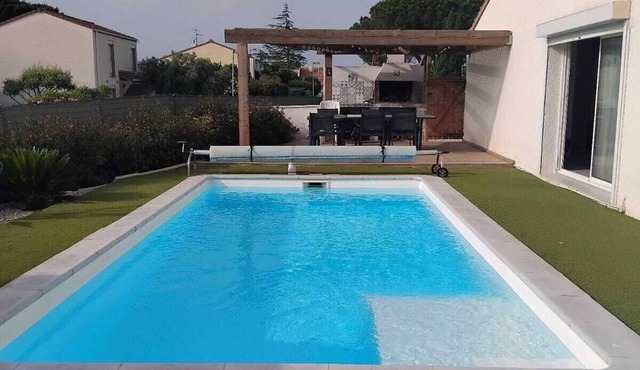 3-bedroom house with pool near the sea