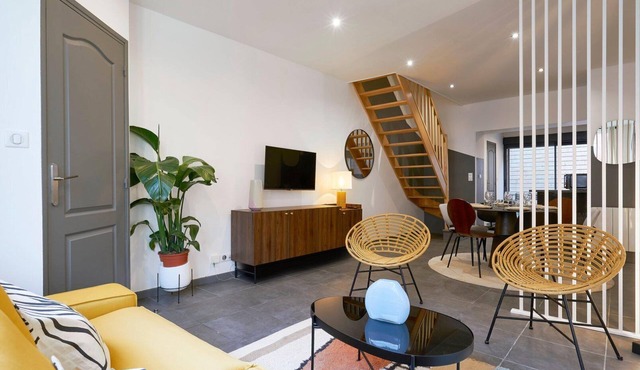 3 bedroom house with courtyard, near metro