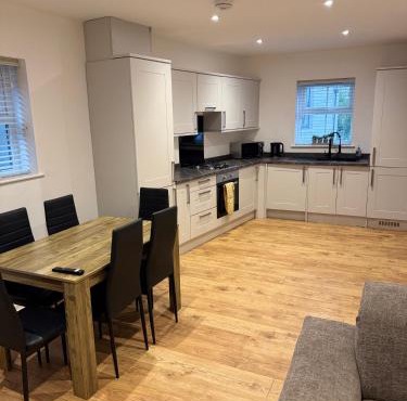 3 Bedroom House with free on site Parking next to the Canal