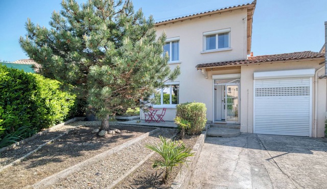 3-bedroom house with garden and garage near town center and train station.