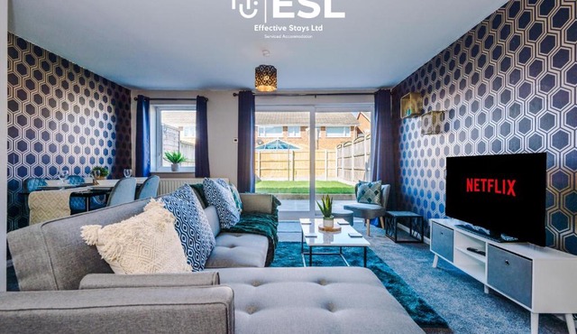 3 Bedroom House with Garden and Driveway Parking - Less than 10 Mins from Chester City Centre