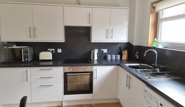 3 Bedroom house with 5 Single Beds and Private Driveway