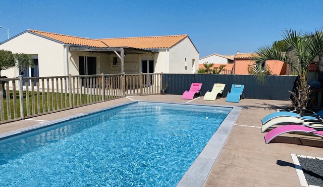 3 bedroom house with heated pool near La Rochelle and its beaches