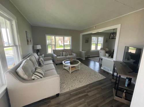 3 Bedroom House with Lake Pepin views with access to shared pool
