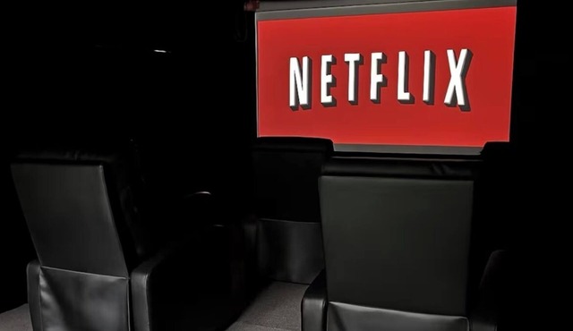 3 bedroom house with PRIVATE MOVIE THEATER, MASSAGE RECLINERS AND SHADED BALCONY