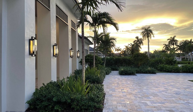 3 bedroom house with pool spa & outdoor kitchen minutes from the beach.