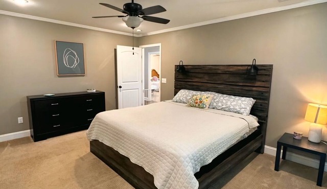 3-bedroom house with pool in quiet neighborhood