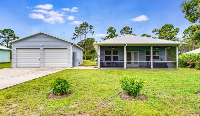 3-bedroom house with Hot Tub and Game Room in Eastpoint, 10 minute drive to SGI
