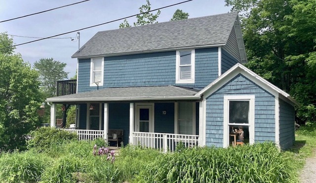 3-bedroom house with wildflower garden & backyard, 30+ days only