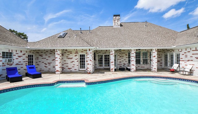 3-bedroom Houston house with Pool, WiFi, & Home Theater. Start your getaway now