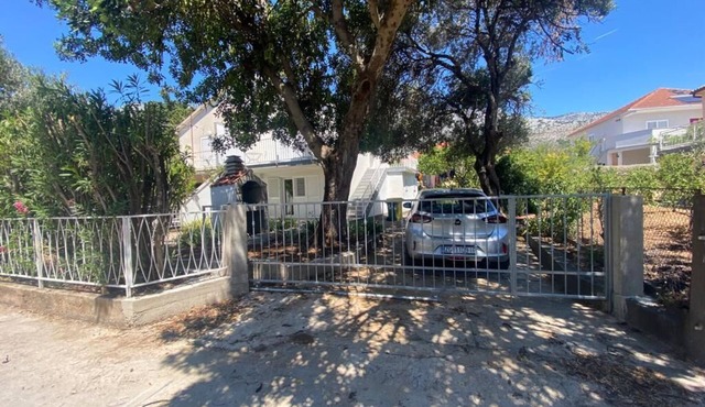 3 bedroom villa, sea 5 minutes walk, private parking & garden, quiet location