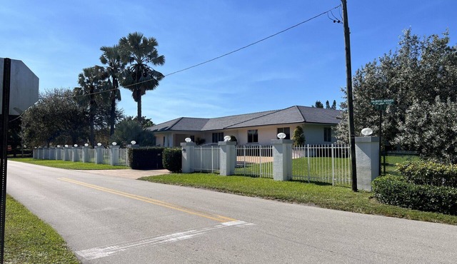 3-bedroom in Davie . WiFi, AC. Pool ,near to Sawgrass Mall, Hard Rock ,F Garden,