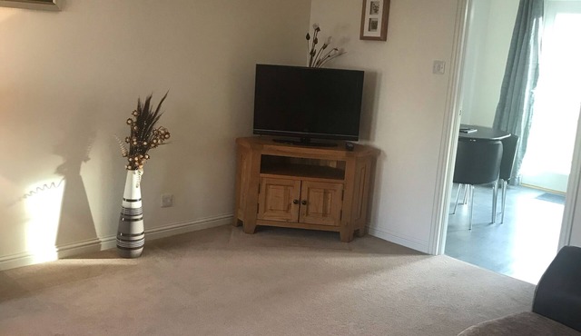3 BEDROOM KINGSEAT HOUSE, GARDEN, PARKING AND FAST FIBRE WIFI