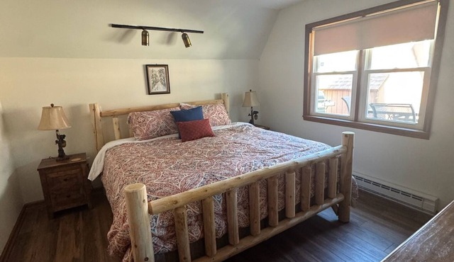 3-bedroom lake chalet with AC in charming Lake George