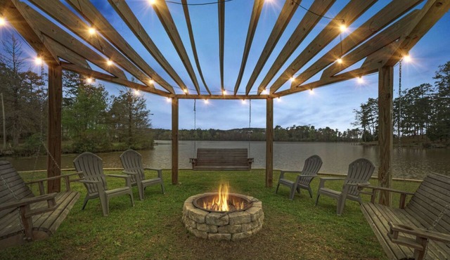 3 bedroom lake front cabin, kayaks, fire pit and more!