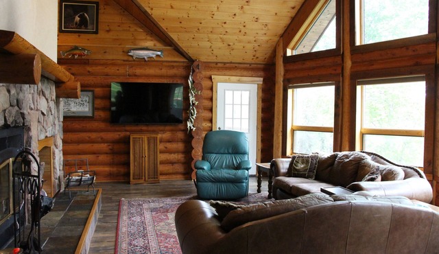 3-bedroom Lake Front Lodge on 10 acres just 13 miles south of Downtown Talkeetna