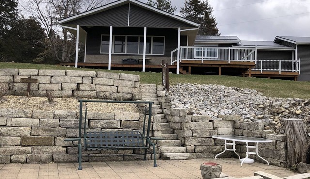 3 Bedroom Lake House on Lake Delhi with 2.5 Bathrooms