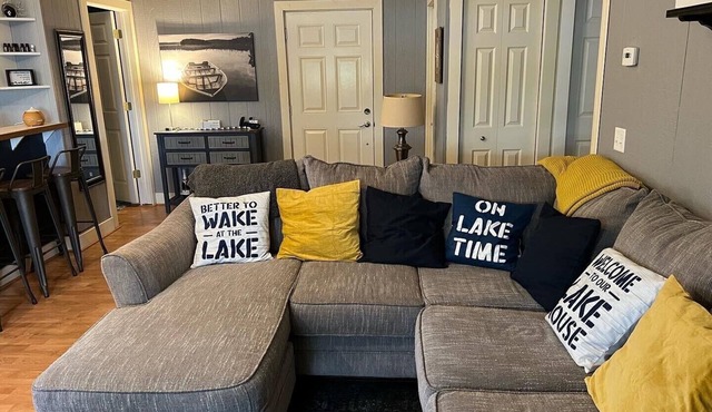 3 bedroom lake house & pool, only 35 min. to Wisconsin Dell and Cascade Mountain