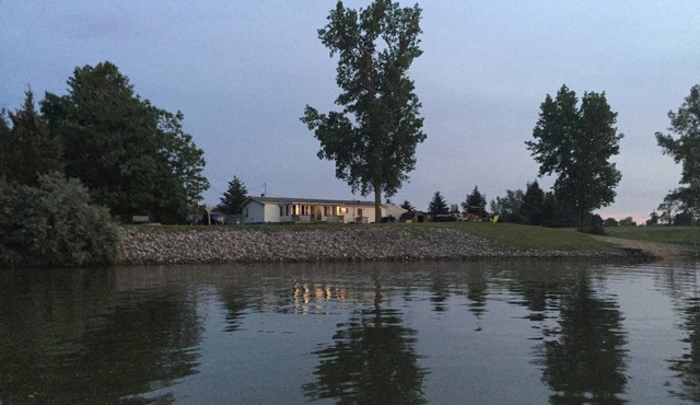 3-bedroom lake house in peaceful Montpelier with AC, WiFi. Enjoy your stay